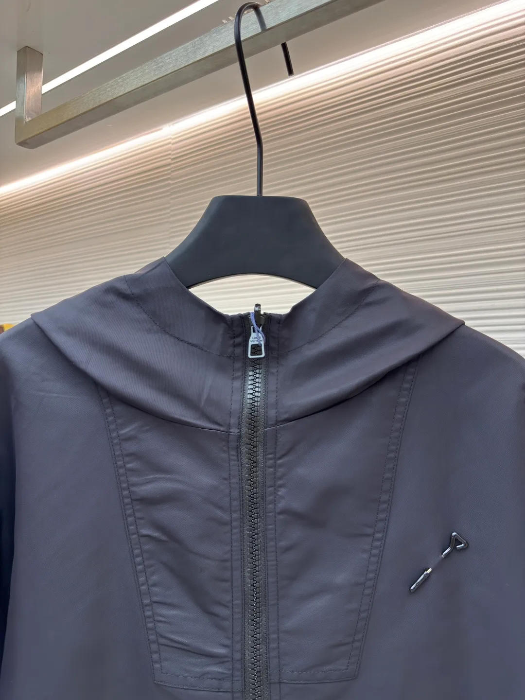 LOUIS VUITTON double-sided windproof pin jacket ●Authentic product: purchased and developed for 22800 ●Item number: 1680472-C55 ●Fabric: polyester fiber fabric ●Technology: jacquard ●Version: fitted version ●Weight: about 565 grams ●Size: 44-46-48-50 ●Description: The solid color fabric is made of nylon encrypted matt twill fabric, and the jacquard fabric on the other side is made of 50D nylon yarn-dyed jacquard fabric. The solid color front panel is laser-burned, hand-made of white copper, with a triangle pin with logo and glossy finish. The front panel pocket uses a hardware keychain to hang a folding clothing tag, and the jacquard letters on the front chest placket are made of single-piece flowing pure It is cut by hand to restore the flower, and all the pieces are numbered. The pockets are also cut with the restored flower number. The fabric is relatively light and silky, and it takes time to cut accurately. The front and center are equipped with a double-circulation puller 5# orbital zipper. The hem and the hood are worn with spiral elastic ropes with ring anti-slip buckles, square pig nose buckles with logo, and all holes are punched with hardware and logo on the cloth-colored cornrows.